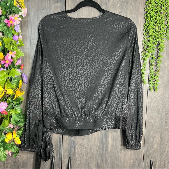 .:🌼3/$30🌼NWOT Jennifer Lopez Leopard Printed Silky Wrap Blouse Size Small - Picture 12 of 16